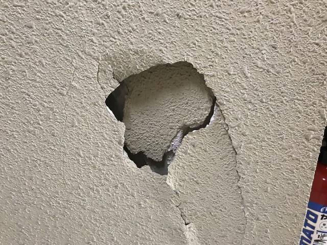 壁穴 壁紙の補修 修理 張り替え 東京都杉並区の山三建装 壁穴 壁紙の補修 修理 張り替え 東京都杉並区の山三建装